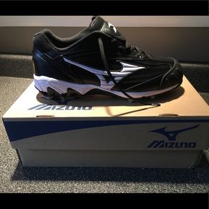 BNWT mizuno women's size 9 softball cleats